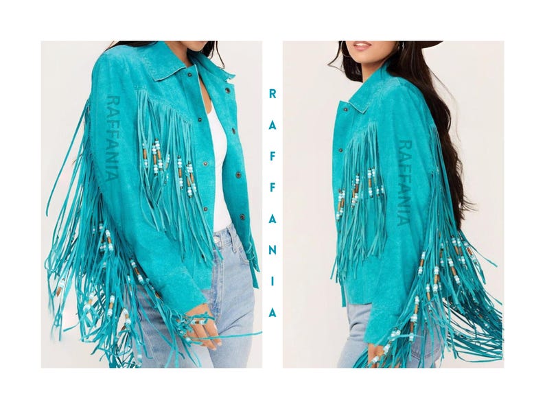 Puede incluir: Una chaqueta de ante color turquesa brillante con largos flecos en las mangas y paneles frontales. Los flecos est&aacute;n decorados con peque&ntilde;as cuentas cil&iacute;ndricas en blanco, marr&oacute;n y azul. La palabra RAFFANIA est&aacute; impresa verticalmente.