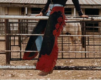 Frauen Handgefertigte Cowgirl Chaps | Echte schwarze Wildlederhose | Western Rodeo Fransen Chaps | Einzigartige Geschenke für Sie
