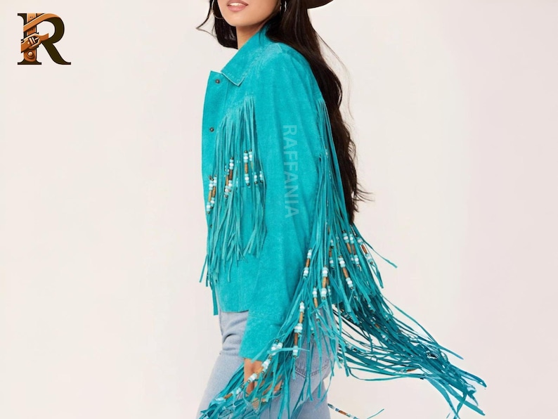 Puede incluir: Una chaqueta de ante color turquesa brillante con largos flecos en las mangas y la espalda. Los flecos est&aacute;n decorados con peque&ntilde;as cuentas cil&iacute;ndricas en blanco, marr&oacute;n y turquesa. La chaqueta tiene un cuello cl&aacute;sico y botones de presi&oacute;n.