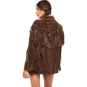 Chaqueta de mujer extragrande de ante marrón con flecos, abrigo de cuero con tachuelas de estilo vaquero occidental, chaqueta vaquera vintage con flecos.