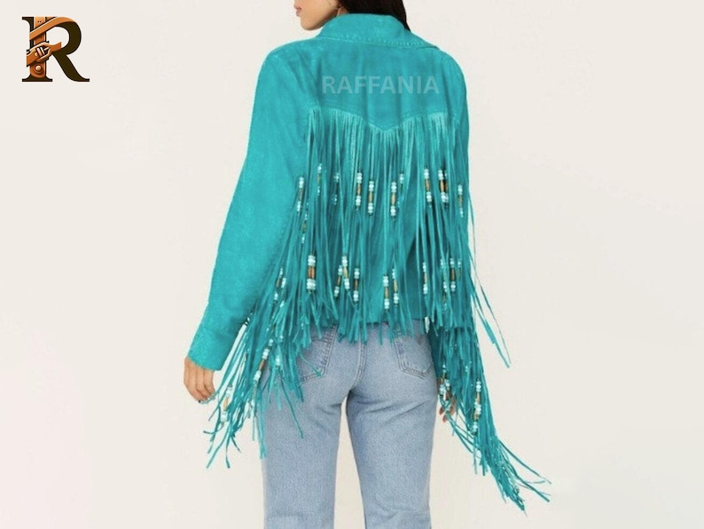 Puede incluir: Una chaqueta de color turquesa brillante con largos flecos en la espalda y las mangas. Los flecos est&aacute;n decorados con peque&ntilde;as cuentas cil&iacute;ndricas en tonos blanco, marr&oacute;n y turquesa. La palabra RAFFANIA est&aacute; impresa en la parte superior trasera.