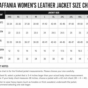 Puede incluir: Una tabla de tallas en blanco y negro para una chaqueta de cuero Raffania. La tabla enumera las medidas en pulgadas para el pecho, la longitud de la manga, la cadera, el ancho de los hombros y la cintura desde la talla XXS hasta la 6XL.