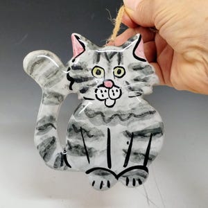 Adorno de gato atigrado gris de mayólica hecho a mano: decoración de pared de cerámica