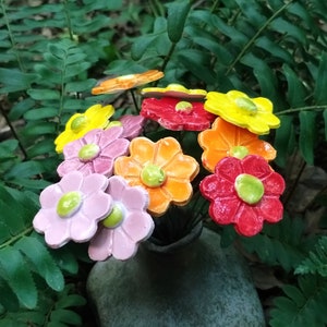 Margarita de cerámica hecha a mano: decoración de jardín en tonos cálidos.