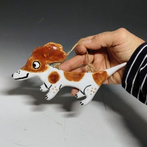 Ornement en poterie chien teckel pie marron et blanc fait main : art mural chien majolique