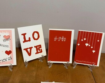 Juego de tarjetas de San Valentín hechas a mano: amor en lenguaje de señas, corazones y tipografía