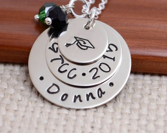 Personalisierte Halskette für Abschluss, Senior Halskette, Klasse 2021, High School, College, Geschenk, Abschlussmütze, handgestempelter Schmuck