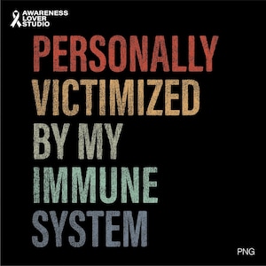 Puede incluir: Un diseño gráfico con una estética vintage que presenta el texto "PERSONALLY VICTIMIZED BY MY IMMUNE SYSTEM" en un esquema de colores arcoíris. El texto está estilizado con un efecto granulado y desgastado.