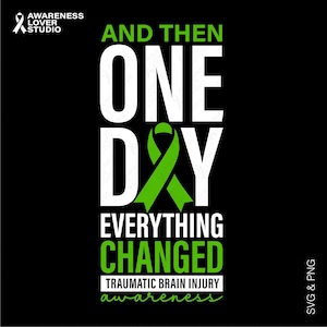 Puede incluir: Gráfico de cinta verde con el texto "And then one day everything changed" y las palabras "Traumatic Brain Injury awareness" debajo.