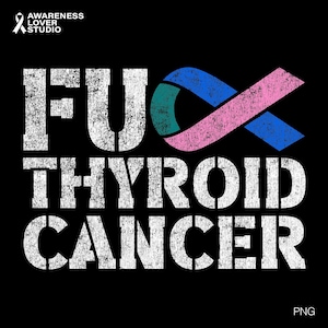 Puede incluir: Diseño gráfico negro con el texto "F*CK THYROID CANCER" en fuente blanca desgastada. Una cinta turquesa, azul y rosa está encima de la palabra "CANCER". El logotipo de Awareness Lover Studio está en la esquina superior izquierda.
