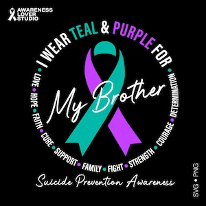 Può includere: Un design grafico su sfondo nero con un nastro di sensibilizzazione color ottanio e viola. Il testo recita I WEAR TEAL & PURPLE FOR My Brother, circondato da parole come LOVE, HOPE, FAITH, CURE, SUPPORT, FAMILY, FIGHT, STRENGTH, COURAGE, DETERMINATION.