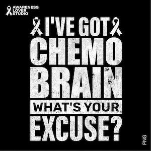 Puede incluir: Diseño gráfico negro con texto blanco: "TENGO CEREBRO DE QUIMIO, ¿CUÁL ES TU EXCUSA?" El diseño incluye una cinta blanca y las palabras "AWARENESS LOVER STUDIO" en la parte superior izquierda.