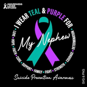 Può includere: Un design grafico su sfondo nero con un nastro di sensibilizzazione color ottanio e viola. Il testo recita I WEAR TEAL & PURPLE FOR My Nephew, circondato da parole come LOVE, HOPE, FAITH, CURE, SUPPORT, FAMILY, FIGHT, STRENGTH, COURAGE, DETERMINATION.