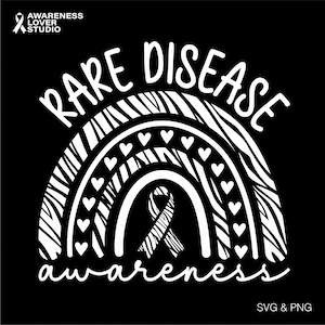 Peut inclure: Conception graphique en noir et blanc d'un arc-en-ciel à rayures de zèbre avec le texte "Rare Disease Awareness" et un ruban noir et blanc au centre.