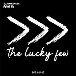 Puede incluir: Diseño gráfico blanco con tres flechas blancas apuntando hacia la derecha y el texto "the lucky few" en fuente cursiva blanca sobre un fondo negro.