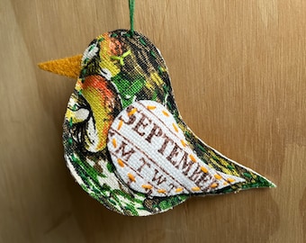 Handgesticktes Vogel Ornament - September Geschenk