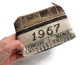 Estuche con cremallera para calendario vintage de 1967: con respaldo de tela vaquera.