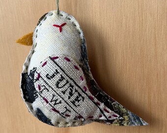 Adorno de pájaro de junio - Regalo bordado a mano