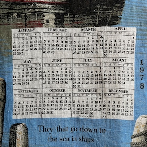 Puede incluir: Un calendario vintage con un tema náutico con un esquema de color azul y blanco. El calendario incluye un año completo de 1978 con los meses de enero a diciembre. El calendario también incluye el texto "They that go down to the sea in ships."