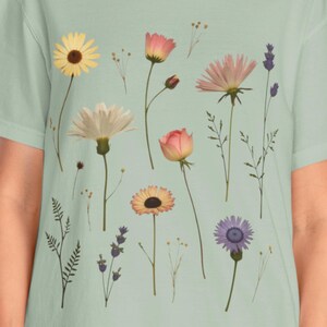Vintage Flower Shirt, gift for her, Flower T Shirt, Boho Shirt, Retro Floral Shirt, Gift for Flower Lover, t-shirt women,  Botanical Shirt