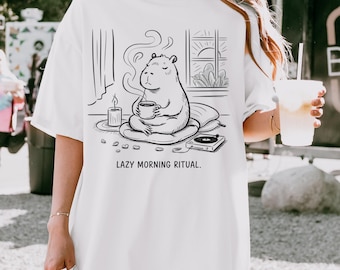 Maglietta Capybara Coffee: maglietta grafica Cozy Morning Ritual