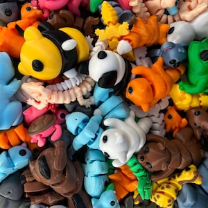 Movable 3D printed fidget animals - Colorful miniatures made of BIO-PLA, perfect as a gift, decoration or relaxing fidget toy.