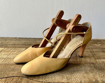 Nude MARY JANE Heels .  Vintage 70s Ballroom Pumps . Tan Leather Dancing Heels  // Size  7 1/2 //  Sz  7.5