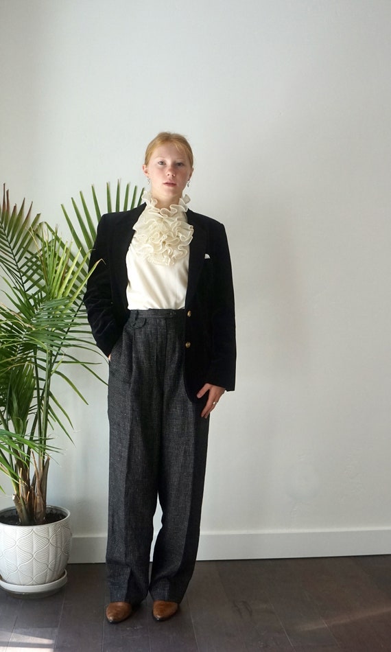 Black VELVET JACKET . Vintage 70s Black Velvet Bl… - image 3
