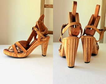 Vintage jaren 70 GESTREEPTE houten leren sandalen met hoge hak.  BOHO open sandalen met bandjes // maat 8 // maat 38,5