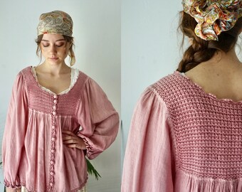 Chemisier à manches longues. Blouse paysanne en gaze vintage des années 70. Chemisier folk au crochet, haut de festival folk hippie bohème, chemise femme en coton à manches longues