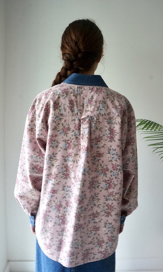 FLORAL Denim Blouse . Vintage 90s OverSized COTTO… - image 7