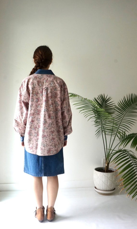 FLORAL Denim Blouse . Vintage 90s OverSized COTTO… - image 8