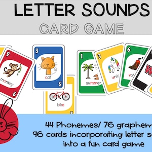 以下が含まれることがあります： 「Letter Sounds Card Game」というタイトルのカードゲーム。 「monkey」、「cat」、「summer」などの単語が描かれた様々なイラストカードがあります。 このゲームには、文字の音を取り入れるように設計された96枚のカードが含まれています。 左下にはウサギのグラフィックが入った赤い円があります。