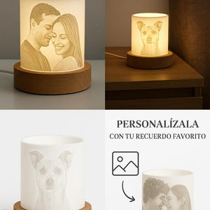 Puede incluir: Una lámpara de cerámica blanca con una base de madera. La lámpara tiene una foto de una pareja en ella. El texto "TU FOTO CONVERTIDA EN LUZ" está en la parte superior de la imagen. El texto "PERSONALÍZALA CON TU RECUERDO FAVORITO" está en la parte inferior de la imagen. Hay una imagen de una cordillera con un sol encima. Hay una flecha apuntando a la imagen.