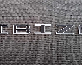 3D-gedrucktes SEAT IBIZA-Emblem – Buchstaben mit Ständer | Anpassbare Farben | Individuelles Heckabzeichen oder Kühlergrill