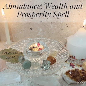 Puede incluir: Un arreglo de naturaleza muerta con una vela blanca encendida, un pequeño cuenco de cristal con hierbas en combustión y cristales. El texto "Abundance, Wealth and Prosperity Spell" está en la parte superior. Una hoja dice "Abundance Wealt".