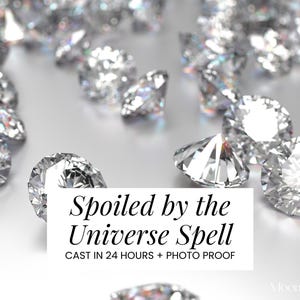 Puede incluir: Un conjunto de diamantes brillantes y claros dispersos sobre una superficie reflectante. La imagen incluye el texto "Spoiled by the Universe Spell" y "CAST IN 24 HOURS + PHOTO PROOF". Los diamantes son el foco, sugiriendo un tema de lujo o servicios espirituales.