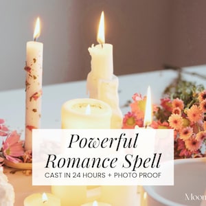 Peut inclure: Nature morte avec des bougies allumées, des fleurs roses et oranges, et un mortier et un pilon. Le texte "Powerful Romance Spell" est affiché sur un rectangle blanc. Les bougies sont de tailles et de formes variées.