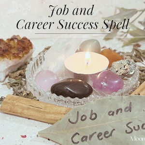 Puede incluir: Un bodegón con una vela encendida, cristales y piedras, con el texto "Job and Career Success Spell". La composición incluye una variedad de cristales, un plato de vidrio transparente y una hoja con texto escrito a mano.