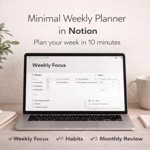 Op de afbeelding: Een laptop met een Notion wekelijkse planner interface. Het scherm toont een "Weekly Focus" lay-out met takenlijsten en een kalender. Tekst op het scherm is onder meer "Plan je week in 10 minuten." De laptop staat op een bureau met een mok en een notitieboek.