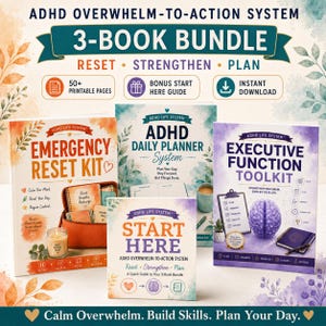Könnte beinhalten: Ein 3-Bücher-Set mit dem Titel ADHD Overwhelm-to-Action System, bestehend aus Emergency Reset Kit, ADHD Daily Planner System, Executive Function Toolkit und einem Start Here Leitfaden. Die Einbände zeigen florale Aquarellmotive.