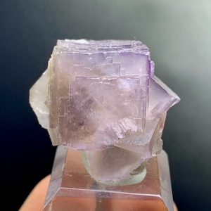 Cristal de fluorita cúbica de tono púrpura, procedente de Baluchistán, Pakistán. Muestra de fluorita en bruto (19 gramos).