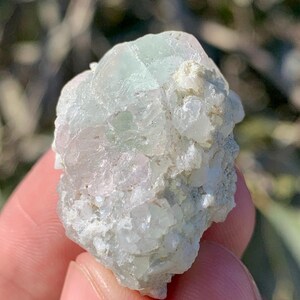 Cristal de fluorita bicolor natural, cristal de fluorita con tono arcoíris, muestra de fluorita de Skardu, Pakistán: 16 gramos