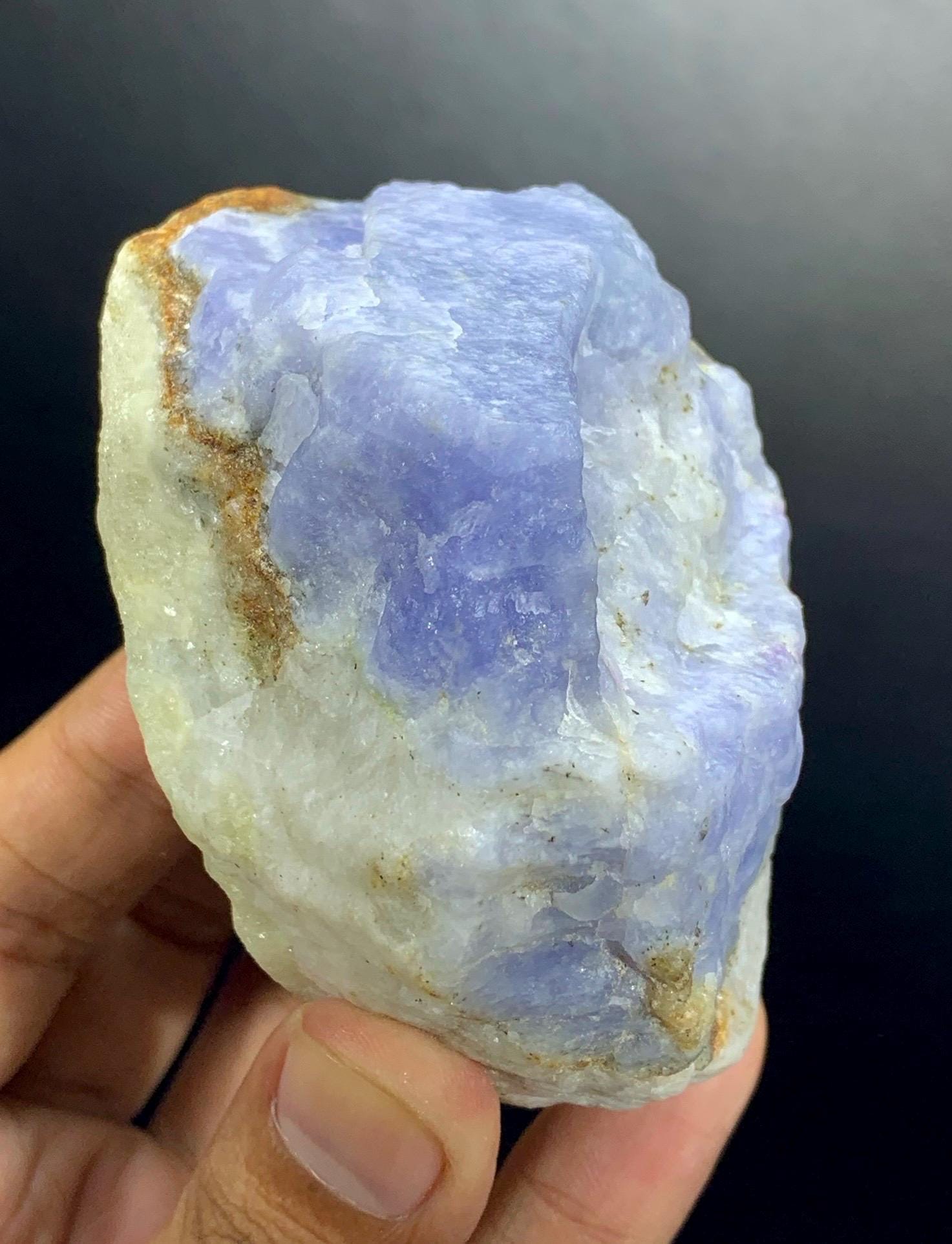 271グラムの希少な蛍光ブルーハックマナイト結晶（アフガニスタン産