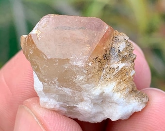 パキスタン・スカルドゥ産、水晶上のトパーズ結晶、原石トパーズ標本