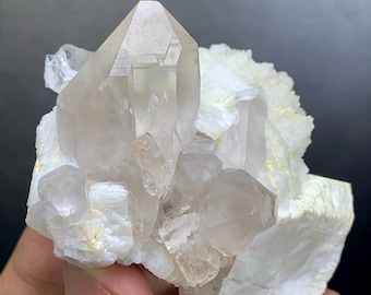 パキスタン・スカルドゥ産、水晶上のトパーズ結晶、原石トパーズ標本