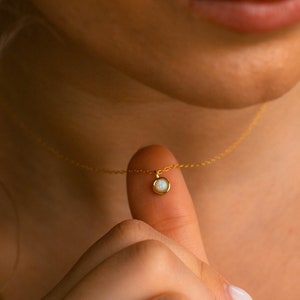 Colar delicado de opala, colar com pingente de opala, colar solitário, colar com pedras preciosas, joias de opala, colar com bisel, joias minimalistas de ouro