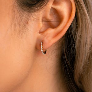 Pendientes de aro con diamantes, delicados pendientes de aro con cristales, pendientes pavé, pendientes de plata de ley, regalo para ella, pendientes de boda