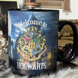 Harry Potter Hogwarts Magic Zauber XL Tasse | Pottery Geschenk für Potterfan in Geschenkbox | Dobby Hermine Lovegood Geschenkidee Potterhead