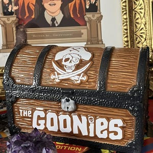 Goonies Schatzkiste 3D Keksdose 80er 90er Geburtstag Geschenk Cookie Jar Schatztruhe Film Piraten Schiff